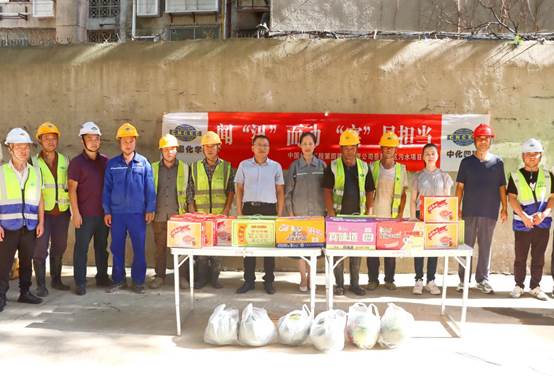 公司工會(huì)慰問(wèn)五里牌街道楊樹塘隱患點(diǎn)施工人員
