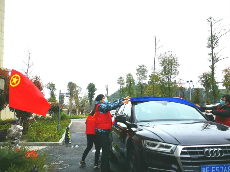 公司開展“學(xué)雷鋒、在行動(dòng)”志愿洗車服務(wù)活動(dòng)