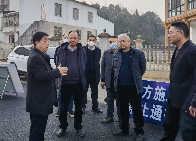 文春方、周鴻一行調(diào)研市政公司承建的“四好農(nóng)村路”項目