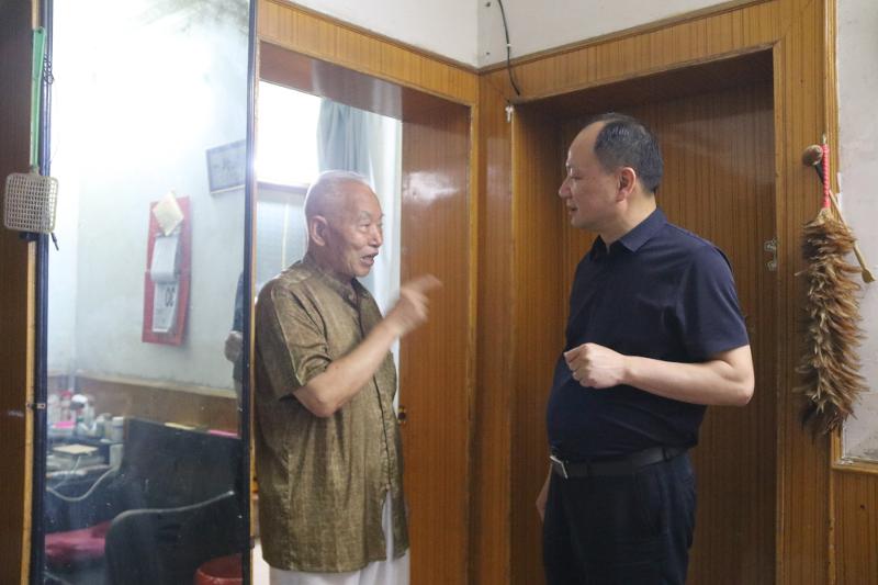 公司黨委書記、董事長周鴻春節(jié)慰問老黨員、軍轉干部