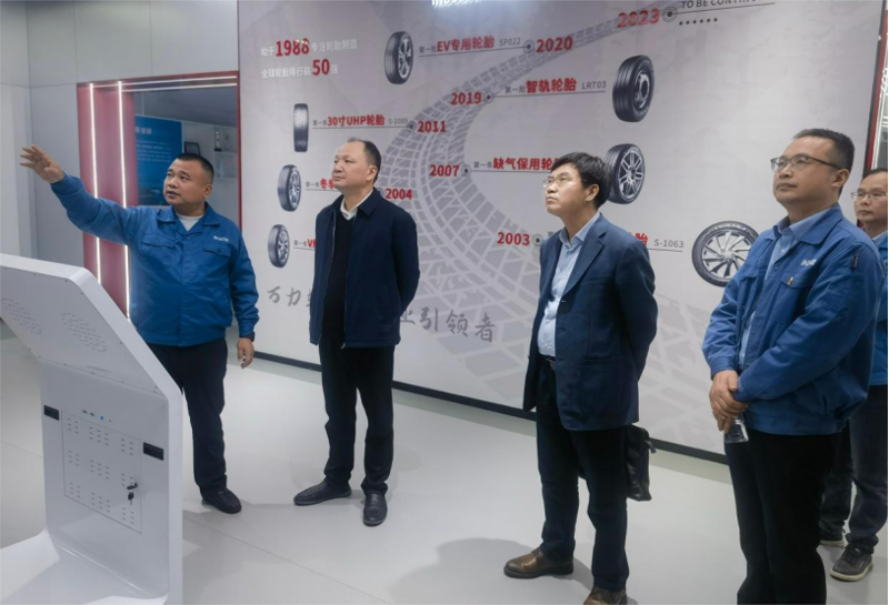 周鴻拜訪萬力輪胎公司黨委書記、總經理曹限東